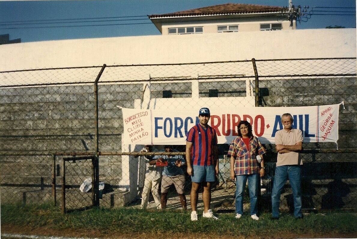 George ao lado de seus pais no Lêonidas da Silva na década de 1990